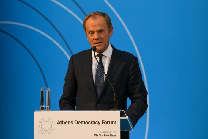 Unser Foto (© Eurokinissi) zeigt den Präsidenten des Europäischen Rates Donald Tusk. Dieser hielt am Mittwoch eine Rede vor dem „Athens Democracy Forum“ im Zappion-Palais in Athen.