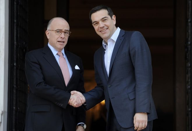 Unser Foto (© Eurokinissi) zeigt Ministerpräsident Tsipras (r.) vor seinem Amtssitz, dem Megaro Maximou, bei der Begrüßung seines französischen Amtskollegen Cazeneuve.