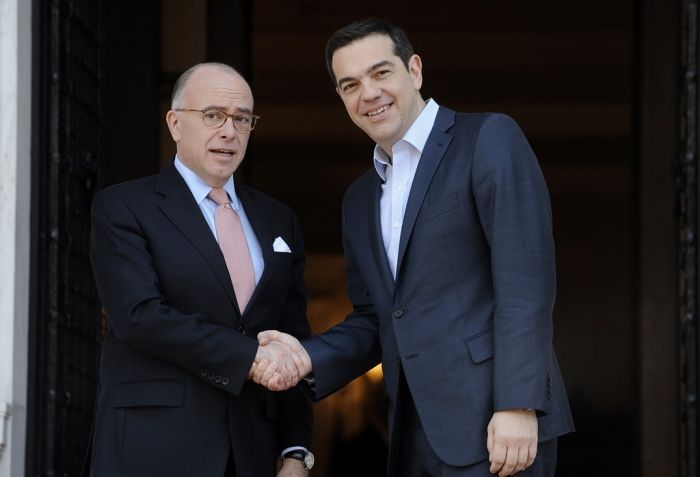 Unser Foto (© Eurokinissi) zeigt Ministerpräsident Tsipras (r.) vor seinem Amtssitz, dem Megaro Maximou, bei der Begrüßung seines französischen Amtskollegen Cazeneuve.