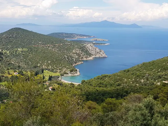 Foto (© GZjr): Blick aus der Nähe des Poseidonheiligtums auf die Bucht Vagionia (Βαγιωνιά) hinab sowie nach Ägina und Angistri hinüber.