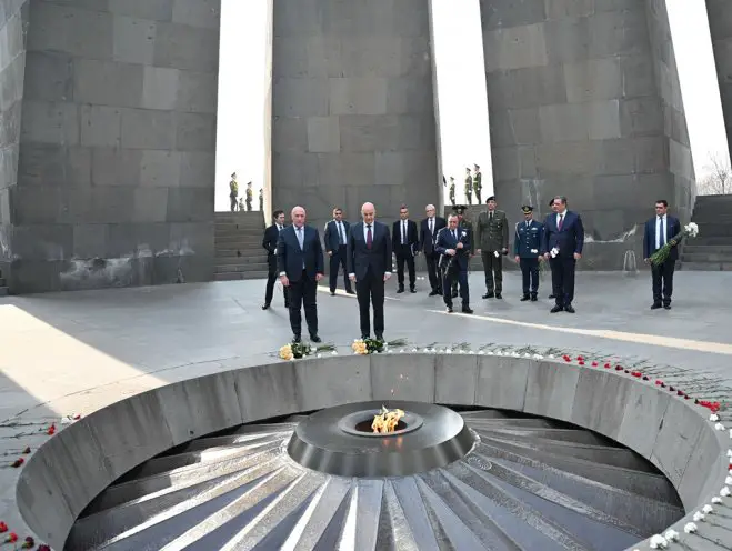 Unser Foto (© Eurokinissi) zeigt Verteidigungsminister Nikos Dendias in Armenien.