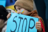 Unser Foto (© Eurokinissi) zeigt eine Szene aus einer Antikriegsdemo in Athen.