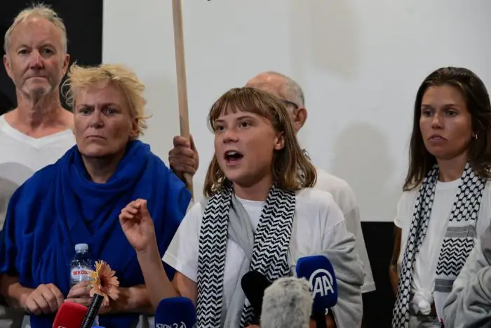 Unser Foto (© Eurokinissi) zeigt die Aktivistin Greta Thunberg bei ihrer Ankunft auf dem Athener Flughafen „Eleftherios Venizelos“.