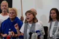 Unser Foto (© Eurokinissi) zeigt die Aktivistin Greta Thunberg bei ihrer Ankunft auf dem Athener Flughafen „Eleftherios Venizelos“.