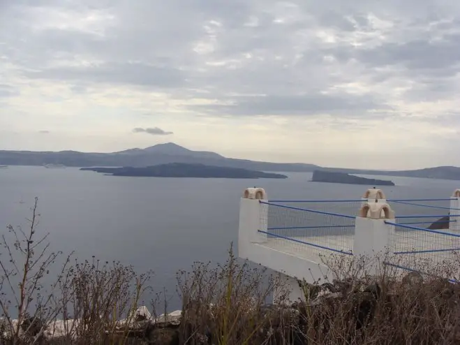 Unser Archivfoto (© Griechenland Zeitung / Elisa Hübel) zeigt Santorini, betrachtet von der Kleininsel Thirassia aus.