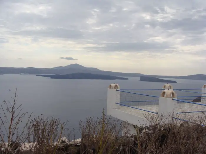 Unser Archivfoto (© Griechenland Zeitung / Elisa Hübel) zeigt Santorini, betrachtet von der Kleininsel Thirassia aus.