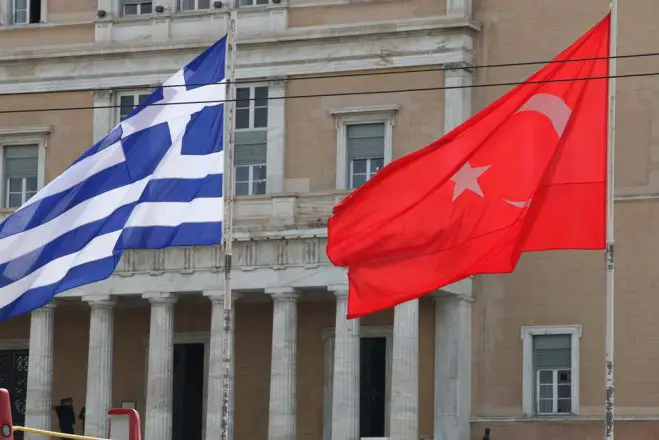 Unser Archivfoto (© Eurokinissi) zeigt die griechische neben der türkischen Flagge vor dem Parlament in Athen.