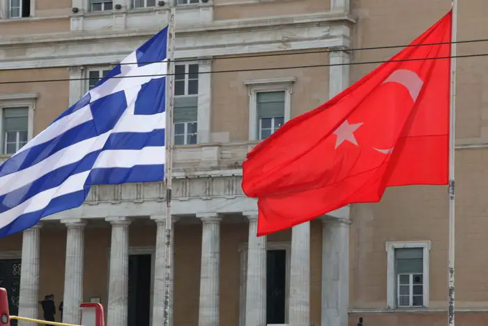 Unser Archivfoto (© Eurokinissi) zeigt die griechische neben der türkischen Flagge vor dem Parlament in Athen.