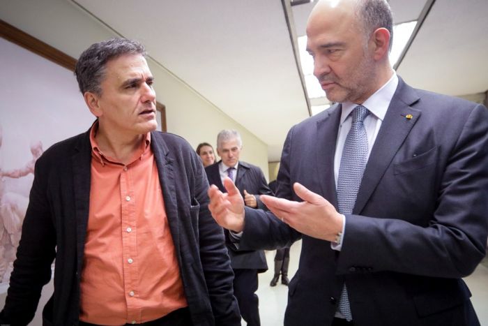 Unser Archivfoto (© Eurokinissi) zeigt Finanzminister Efklidis Tsakalotos (l.) und den EU-Kommissar Pierre Moscovici (r.) im Februar 2018 während eines Besuches in Athen.