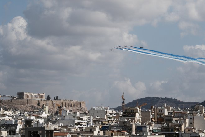 Unser Foto (© Eurokinissi) zeigt Rafale-Kampfjets über der Athener Akropolis.