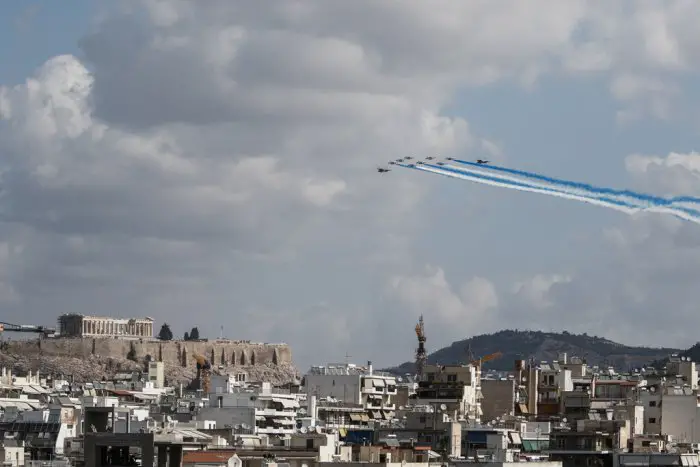 Unser Foto (© Eurokinissi) zeigt Rafale-Kampfjets über der Athener Akropolis.