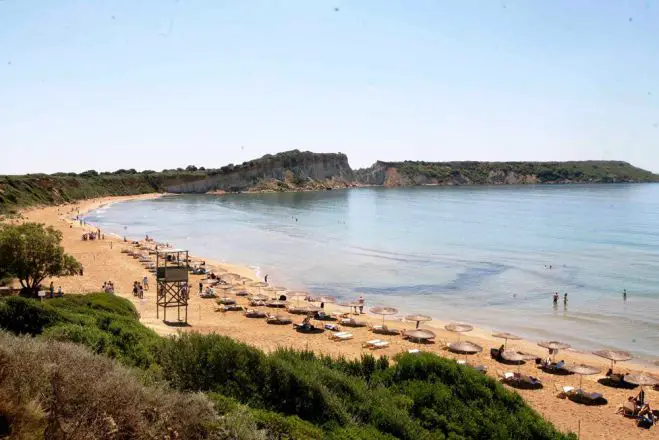 Foto (© Eurokinissi): Der Strand von Gerakas auf Zakynthos muss in diesem Jahr auf die Blaue Flagge verzichten.