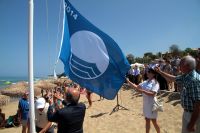 Unser Archivfoto (© Eurokinissi) entstand im Jahr 2014 an einem Strand bei Kyllini (Ilia), der mit der begehrten Blauen Flagge ausgezeichnet wurde.
