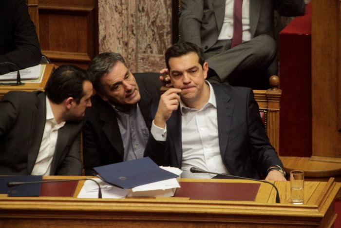 Unser Foto (© Eurokinissi) zeigt Ministerpräsident Alexis Tsipras (r.) während der Parlamentsdebatte am Mittwoch. Links neben ihm: Finanzminister Evklidis Tsakalotos; ganz links: der Minister für Digitalpolitik Nikos Pappas.