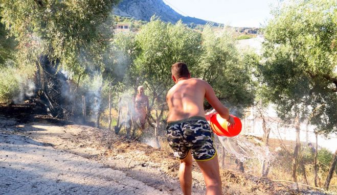 Unser Foto (© Eurokinissi) entstand am Sonntag bei der Bekämpfung eines Feuers bei Astakos (Westgriechenland).