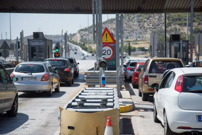 Unser Archivfoto (© Eurokinissi) zeigt die Mautstation bei Elefsina auf der Autobahn Athen – Korinth.