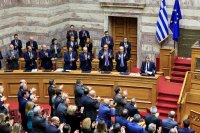 Unser Foto (© Eurokinissi) entstand am Dienstag (16.12.) nach der Abstimmung über den Haushaltsplan im griechischen Parlament.