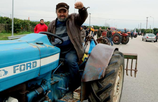 Griechenlands Bauern werfen Traktoren für Straßenblockaden an