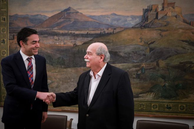 Unser Foto entstand am Freitag (15.3.) im griechischen Parlament während eines Treffens zwischen Parlamentspräsident Nikos Voutsis (r.) und dem Außenminister Nordmazedoniens Nikola Dimitrov.