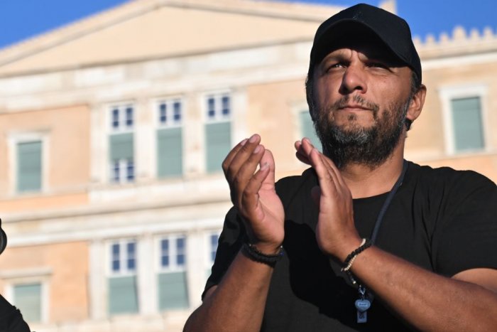 Unser Archivfoto (© Eurokinissi) zeigt den hungerstreikenden Vater Panos Routsis vor dem Parlament in Athen.