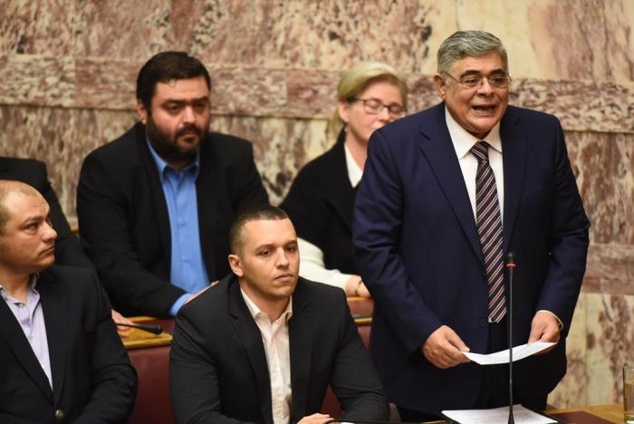 Unser Foto (© Eurokinissi) entstand am 1. Februar und zeigt Abgeordnete der faschistischen Chryssi Avgi im Parlament. Rechts im Bild Parteichef Michaloliakos.