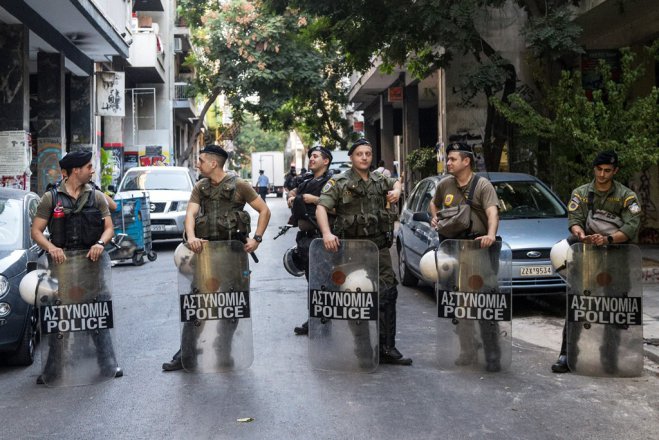 Unsere Fotos (© Eurokinissi) entstanden im Athener Szeneviertel Exarchia am Montag (26.8.) während einer Razzia der Polizei in besetzten Gebäuden.