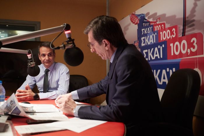 Unser Foto zeigt Mitsotakis (l.) während des Interviews im Studio.