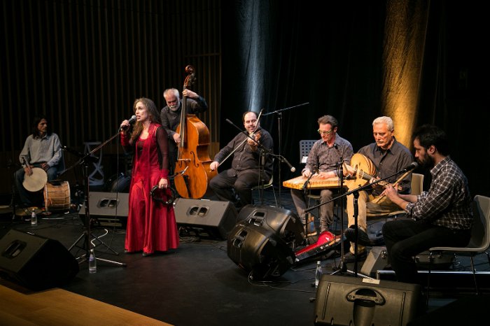 Unser Foto (© greekfestival.gr) zeigt die griechische Sängerin Savina Yannatou samt Band.