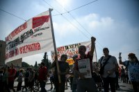 Unser Foto (© Eurokinissi) entstand während einer Demo am Mittwoch (2.10.) in Athen.
