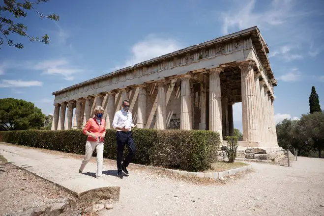 Ministerpräsident Kyriakos Mitsotakis mit EU-Kommissionspräsidentin Ursula von der Leyen beim Spaziergang vor dem Hephaistos-Tempel in Athen (Foto: © Eurokinissi)