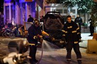 Unser Foto (© Eurokinissi) entstand Samstagnacht vor dem Polizeirevier im Athener Zentrum, das von Vermummten angegriffen wurde.