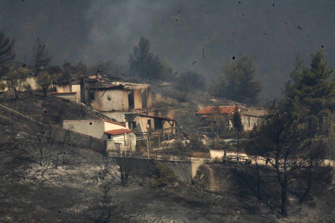 Waldbrände in Nordost-Attika unter Kontrolle der Feuerwehr