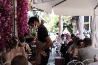 Das Spiel sollte immer der Unterhaltung dienen – ob am Strand von Mykonos oder in einem Café in Athen. (Foto: Eurokinissi)