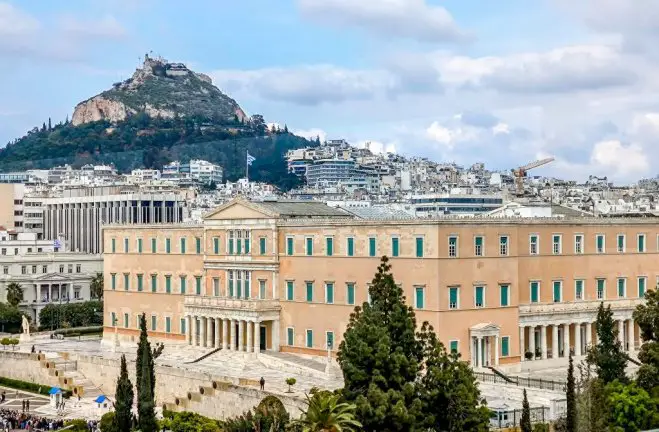 Unser Beispielfoto (© Eurokinissi) zeigt das Parlamentsgebäude in Athen.
