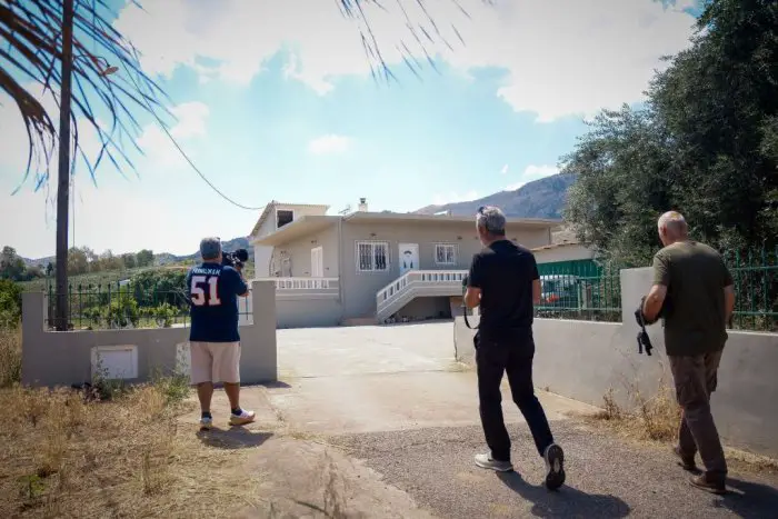Unser Foto (© Eurokinissi) zeigt das Haus, das der 45-Jährigen gehörte, in dem sie ermordet wurde.