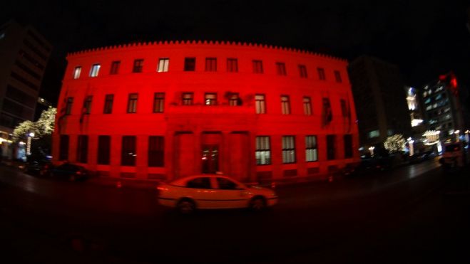 Unser Foto (© Eurokinissi) zeigt das Athener Rathaus am Montagabend.