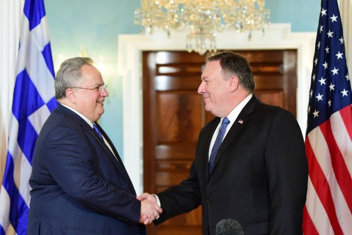 Unser Foto (© Eurokinissi) zeigt Außenminister Nikos Kotzias (l.) mit seinem US-Amtskollegen Amtskollegen Mike Pompeo während seines Besuches in den USA.
