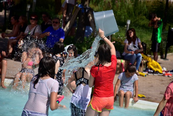 Foto (© ek): Diese Tradition ließ die Regierung unangetastet: die jährliche Wasserschlacht „Boujelo“ am letzten Tag vor den Sommerferien.