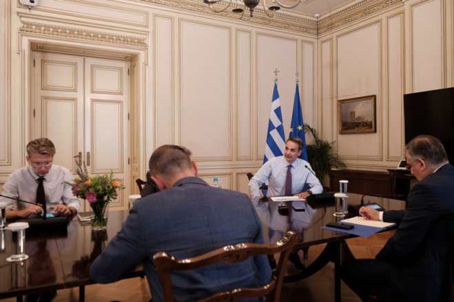 Unser Foto (© Eurokinissi) zeigt Premierminister Kyriakos Mitsotakis bei der Kabinettssitzung vom Mittwoch (15.7.)