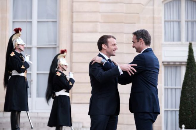 Unser Archivfoto (© Eurokinissi) entstand während eines Treffens zwischen dem griechischen Premierminister Kyriakos Mitsotakis (r.) und dem französischen Präsidenten Emmanuel Macron.