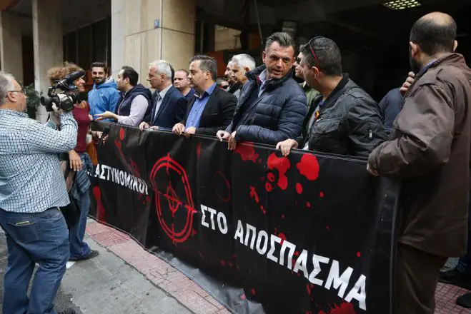 Unsere Fotos (© Eurokinissi) sind am Dienstag vor der betroffenen Polizeistation in der Nähe des Omonia-Platzes entstanden.