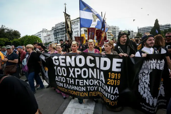 Unsere Fotos (© Eurokinissi) entstanden am Sonntag (20.5.) vor dem Parlament in Athen.