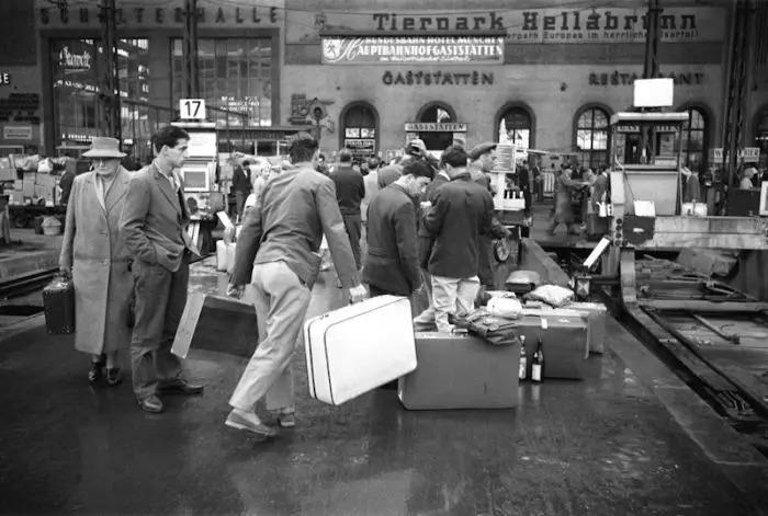 Unser Foto (© bhdg) zeigt den Müchner Hauptbahnhof in den 1960er Jahren, wo tausende 