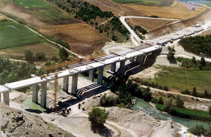 Unser Archivfoto (© Eurokinissi) aus dem Jahr 2000 zeigt eine Brücke, die über dem Fluss Aliakmonas in der Region Westmakedonien in Nordgriechenland verläuft.