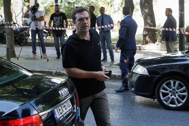 Unser Foto (© Eurokinissi) zeigt Ministerpräsident Alexis Tsipras am Dienstag (17.7.) auf dem Weg zur Sitzung des Politischen Rates seiner Partei SYRIZA.