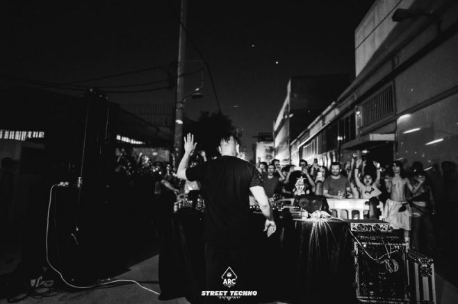 Unser Foto (© / facebook.com/11Void) zeigt Christian Cambas, ein Teil des DJ-Duos 11 Void, bei einer der letzten Street Techno-Veranstaltungen.