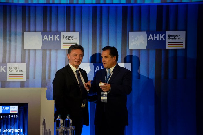 Das Foto (© GZ / Jonas Rogge) zeigt Athanassios Kelemis, Geschäftsführendes Vorstandsmitglied der DGIHK, und den griechischen Investitions- und Entwicklungsminister Georgiadis bei der Diskussionsveranstaltung.
