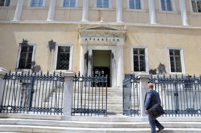 Unser Foto (© Jan Hübel / Griechenland Zeitung) zeigt das Gebäude des Staatsrates in Athen nach dem Farbanschlag durch Mitglieder der Gruppierung Rouvikonas. Der Staatsrat hat die Funktion eines Obersten Verfassungs- und Verwaltungsgerichtes.