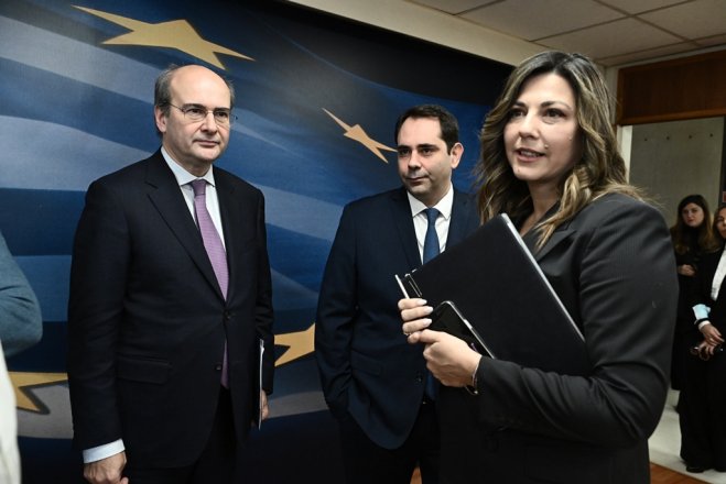Unser Foto (© Eurokinissi) zeigt den Minister für Nationale Wirtschaft und Finanzen Kostis Chatzidakis (l.) mit der Ministerin für den sozialen Zusammenhalt und Familie Sofia Zacharaki.