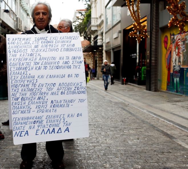 Unser Archivfoto (© Eurokinissi) zeigt einen Anhänger von Sorras, der mit einem Plakat für den großzügigen Mäzen und für „das neue Griechenland“ wirbt, das mit dessen Hilfe geschaffen werden soll.